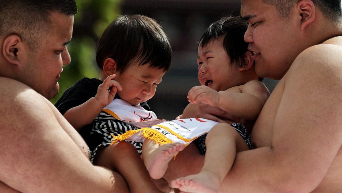 Foto: Polah Lucu Bayi Jepang Bertanding Sumo, Menangis Kencang Juara