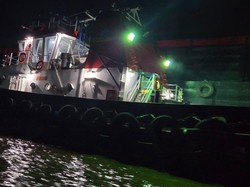 Tongkang Hanyut di Sungai Musi Hantam Rumah Warga, Polisi Selidiki