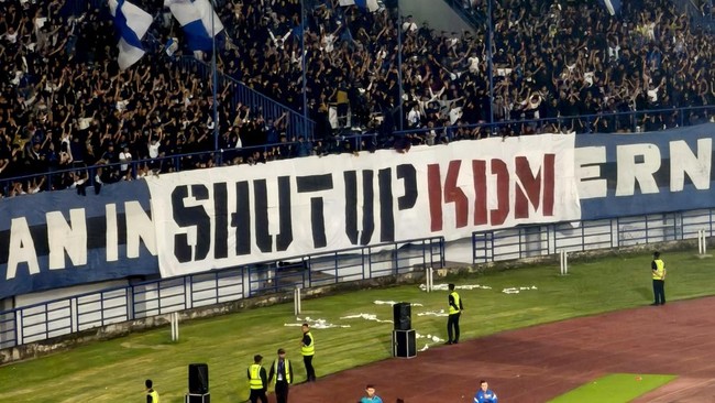 Gubernur Jabar Dedi Mulyadi merespons spanduk 'Shut Up KDM' yang terbentang di Gelora Bandung Lautan Api (GBLA) pada laga Persib Bandung kontra Arema FC.