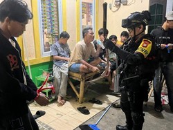 Brimob Polda Metro Gagalkan Tawuran Subuh di Jaktim, Celurit 2 Meter Diamankan