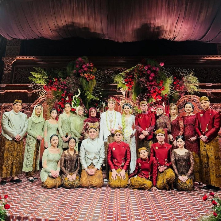 <p>Momen setelah akad nikah El dan Syifa terlihat dalam unggahan sang ayah, Ahmad Dhani. Musisi ternama ini mengunggah foto El dan Syifa bersama keluarga inti yang mengenakan pakaian seragam bernuansa merah. "Bismillah," tulis Ahmad Dhani sebagai <em>caption</em>. (Foto: dok. Instagram @ahmaddhaniprasetyo)</p>