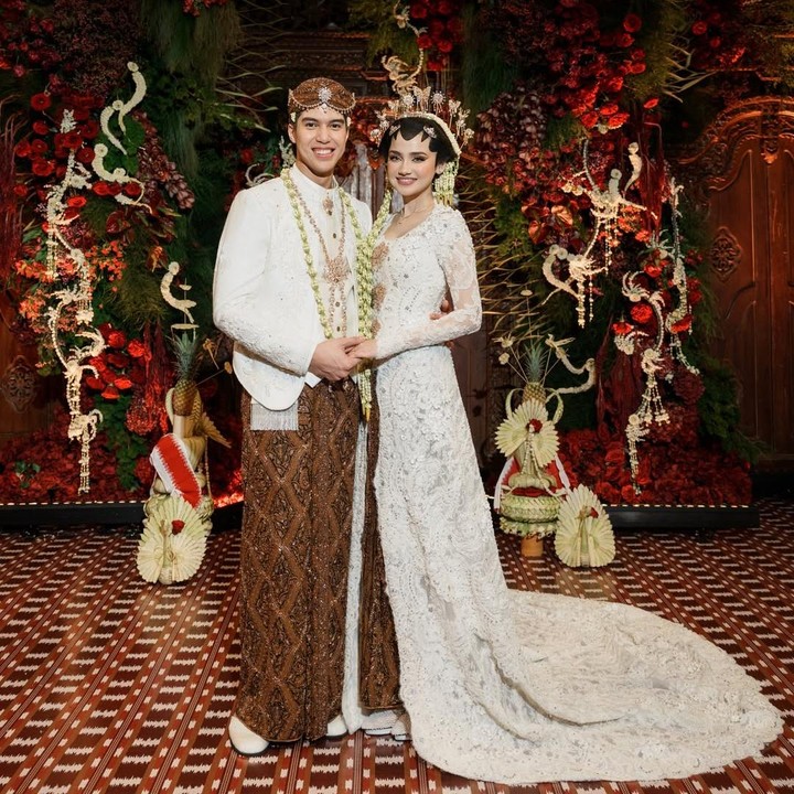 <p>El dan Syifa menggunakan adat Jawa saat momen akad nikah. Syifa begitu cantik dan anggun dibalut kebaya bernuansa putih lengkap dengan paes. Sementara El mengenakan beskap berwarna sama dengan kebaya sang istri. "Officially Mr &amp; Mrs Rumi!," tulis Syifa sebagai keterangan fotonya. (Foto: dok. Instagram @syifahadju)</p>