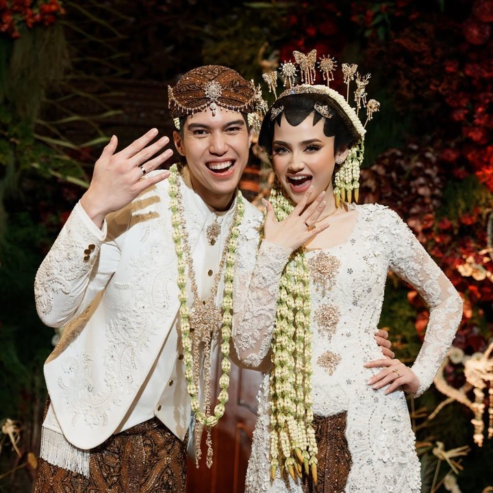 <p>Perjalanan cinta El Rumi dan Syifa Hadju akhirnya berlabuh ke pelaminan. El dan Syifa resmi menikah di Raffles Hotel Jakarta, Minggu (26/04/2026). Momen pernikahan pasangan ini pun begitu mencuri perhatian publik. (Foto: Intagram/@syifahadju)</p>