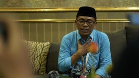 Naik Haji, Guru Honorer Malang Sisihkan Gaji Kecil di Kaleng Biskuit