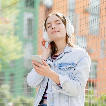 6 Ciri Kepribadian Orang yang Suka Putar Playlist Indie