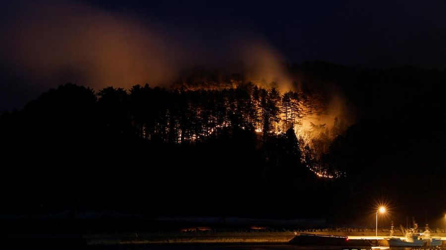 Jepang mengerahkan sekitar 1.400 petugas pemadam kebakaran dan 100 personel Pasukan Bela Diri (SDF) untuk menangani kebakaran rimba besar nan terus melanda wilayah pegunungan utara negara itu selama lima hari berturut-turut, Minggu (26/4/2026). (REU