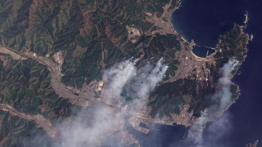 Jepang mengerahkan sekitar 1.400 petugas pemadam kebakaran dan 100 personel Pasukan Bela Diri (SDF) untuk menangani kebakaran rimba besar nan terus melanda wilayah pegunungan utara negara itu selama lima hari berturut-turut, Minggu (26/4/2026). (via