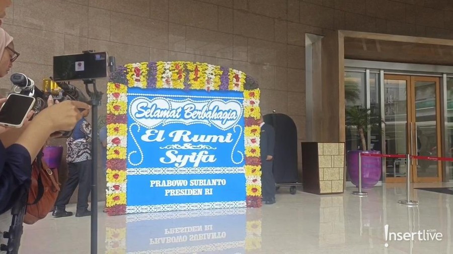Karangan bunga dari Presiden Prabowo untuk El Rumi dan Syifa Hadju yang menikah&period;