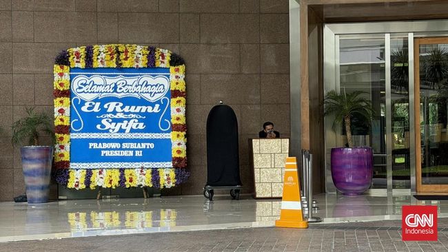 Puluhan karangan bunga ucapan selamat memenuhi area venue pernikahan El Rumi dan Syifa Hadju di Hotel Raffles, Kuningan, Jakarta.