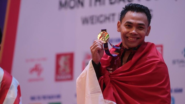 Eko menyadari harus menjadi juara agar dapat membantu orang tuanya keluar dari kemiskinan. 10 bulan latihan angkat besi, dirinya berhasil menjadi yang terbaik.