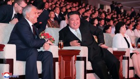 Ketua DPR Rusia Peluk Kim Jong Un: Terima Kasih Bantu Perangi Ukraina