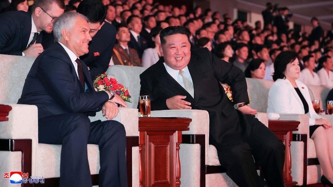 Ketua parlemen Rusia (Duma), Vyacheslav Volodin, menyampaikan terima kasih kepada Kim Jong Un atas pengiriman pasukan Korut untuk menginvasi melawan Ukraina.