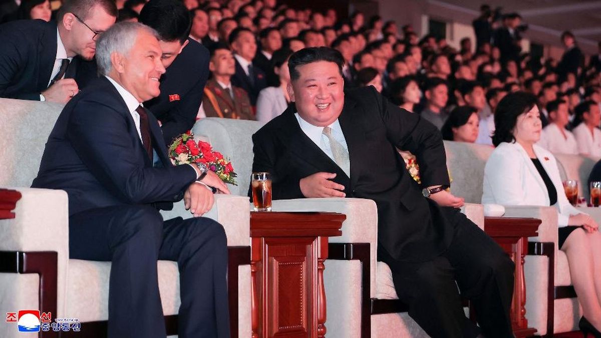 Ketua DPR Rusia Peluk Kim Jong Un: Terima Kasih Bantu Perangi Ukraina