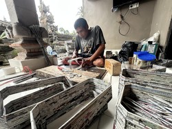Bukan Rotan, Koran Bekas di Tangan Tirtayasa Jadi Kotak Tisu-Bokor Cantik