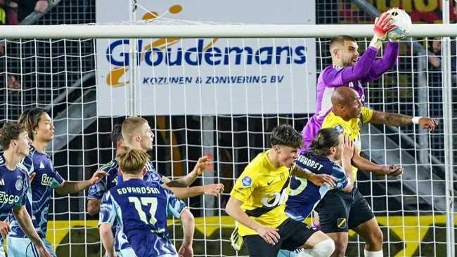 Maarten Paes kembali mencetak clean sheet di Liga Belanda atau Eredivisie usai Ajax Amsterdam sukses mengalahkan NAC Breda 2-0 pada Sabtu (25/4).