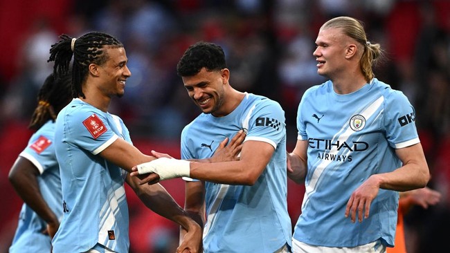 Pelatih Manchester City Pep Guardiola tak mau sesumbar soal peluang Manchester City meraih treble domestik musim ini.