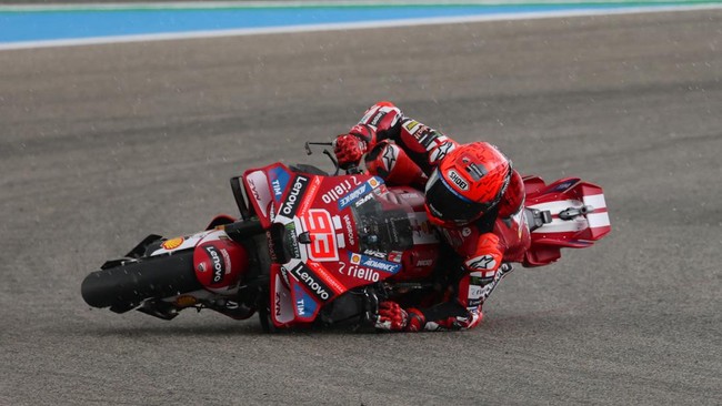 Johann Zarco melakukan protes keras terhadap kemenangan Marc Marquez karena menilai Marquez melakukan kecurangan di sprint race MotoGP Spanyol.