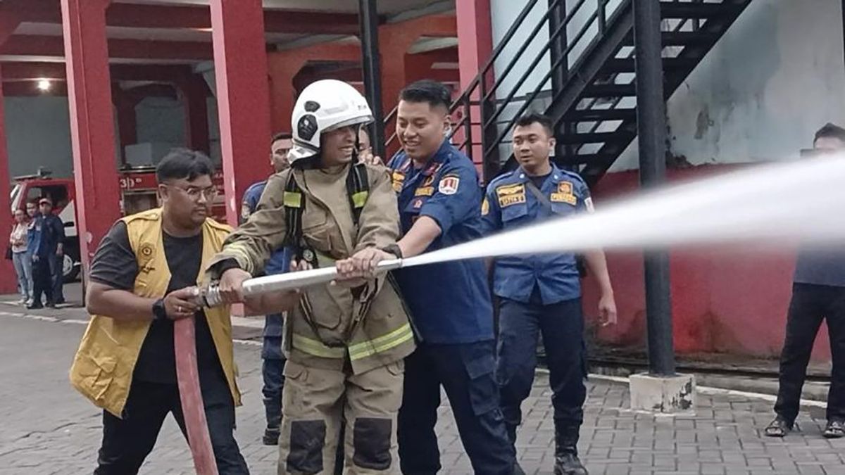 Ngeprank Damkar, Debt Collector Diberi Jajal Selang Air Tekanan Tinggi