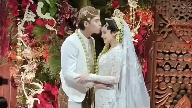 Pengantin Baru, 7 Potret Bahagia El Rumi Cium Kening Syifa Hadju di Pelaminan