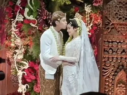 Pengantin Baru, 7 Potret Bahagia El Rumi Cium Kening Syifa Hadju di Pelaminan