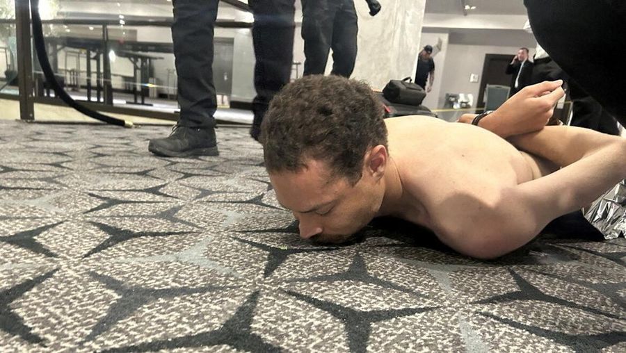 Personel penegak norma menahan Cole Tomas Allen, tersangka dalam kejadian penembakan di aktivitas makan malam Asosiasi Koresponden Gedung Putih, di Washington, D.C., AS, 25 April 2026. (DONALD J TRUMP via Truth Social/Handout via REUTERS)