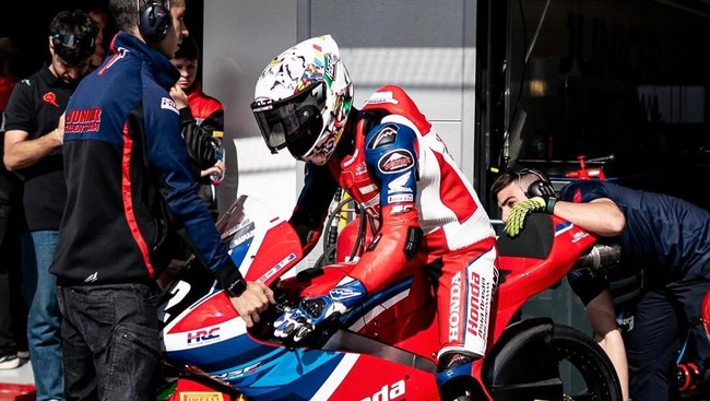 Pembalap Indonesia, Kiandra Ramadhipa, mencetak rekor gila dalam race 2 Red Bull Rookies Cup seri Jerez 2026 di Sirkuit Jerez, Minggu (26/4).