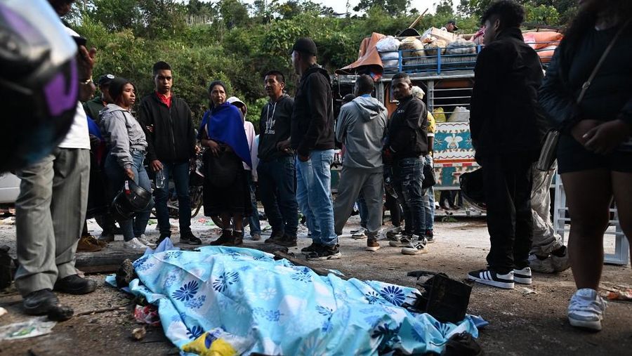Serangan peledak mengguncang wilayah rawan bentrok di barat daya Kolombia, Sabtu (25/4/2026). Peristiwa tersebut menewaskan tujuh orang dan melukai lebih dari 20 lainnya. (AFP/JOAQUIN SARMIENTO)