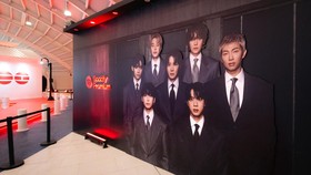 FOTO: 'Menyelam' ARIRANG Lebih dalam Bareng BTS Swimside