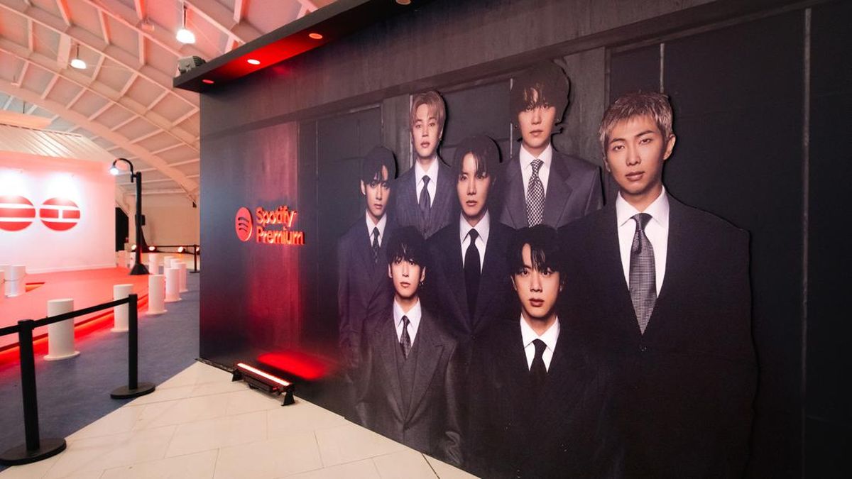 Foto: 'menyelam' Arirang Lebih Dalam Bareng Bts Swimside