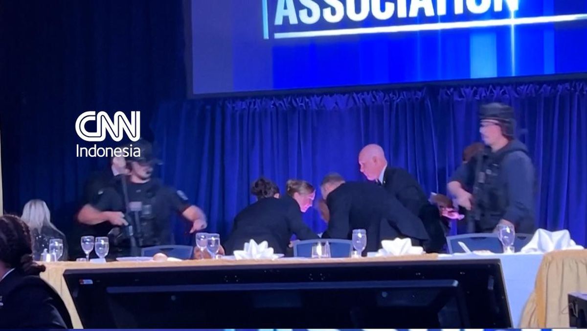 Momen Trump Dievakuasi di Tengah Tembakan Acara Gedung Putih