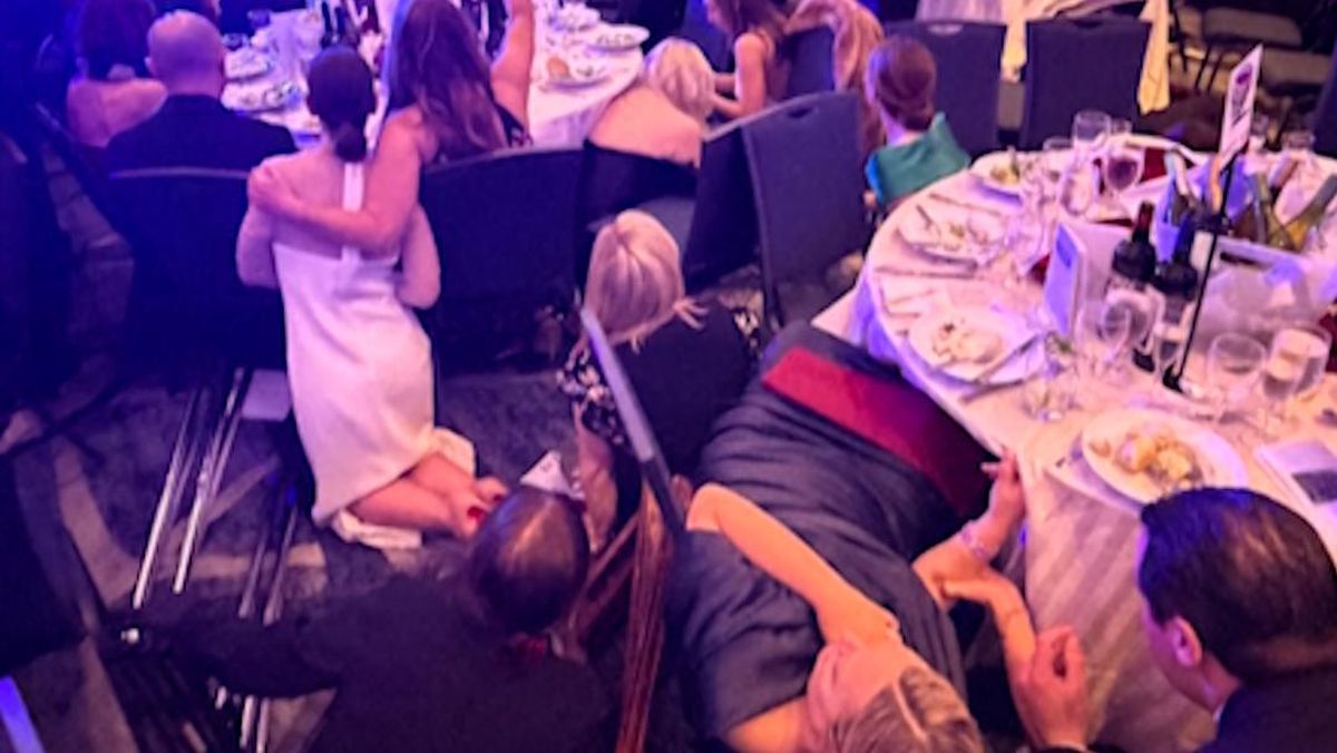 Penembakan di Acara Trump, Para Tamu Panik Berlindung di Bawah Meja