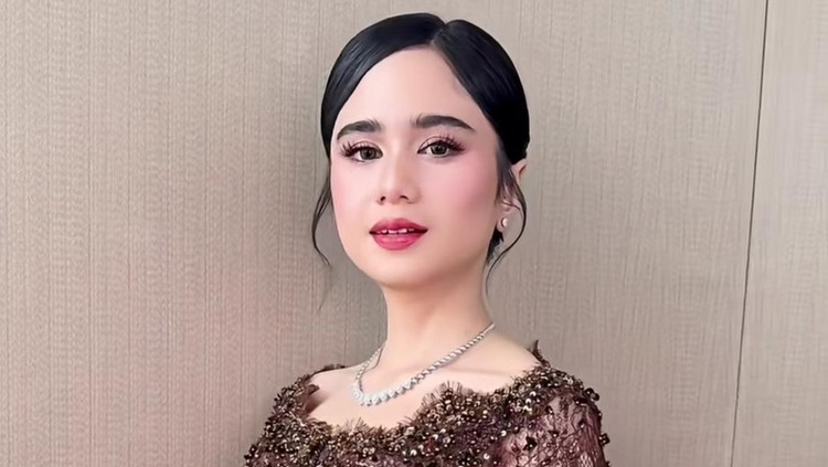 Tissa Biani berkebaya di pernikahan El Rumi dan Syifa Hadju&period;