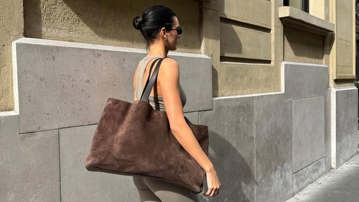 4 Ciri Kepribadian Orang yang Suka Bawa Tas 