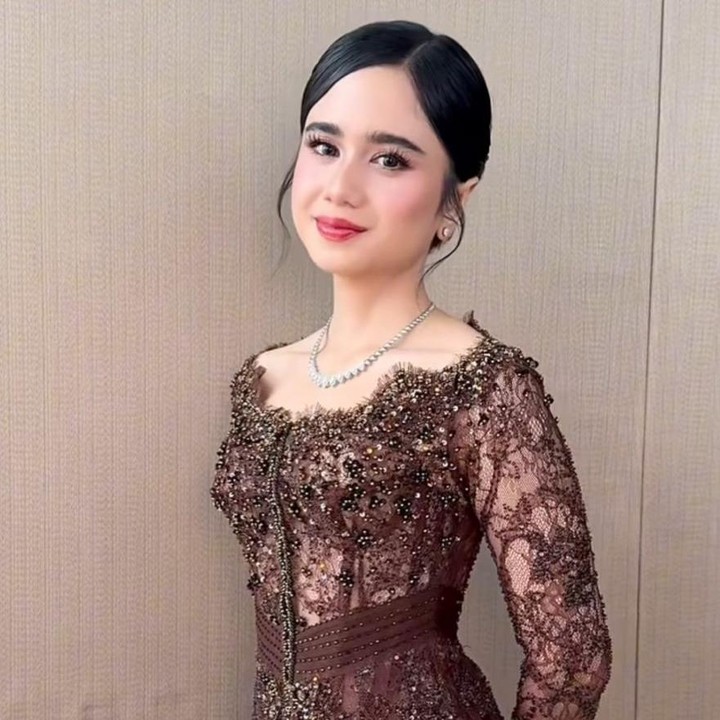 <p>Pujaan hati Dul Jaelani itu tampil begitu anggun saat momen akad dengan balutan kebaya berwarna cokelat tua yang dipadukan dengan rok batik bernuansa klasik. Ditambah detail payet serta bordir halus yang menghiasi busananya, penampilannya pun terlihat semakin elegan. (Foto: Instagram @nooibeauty)</p>