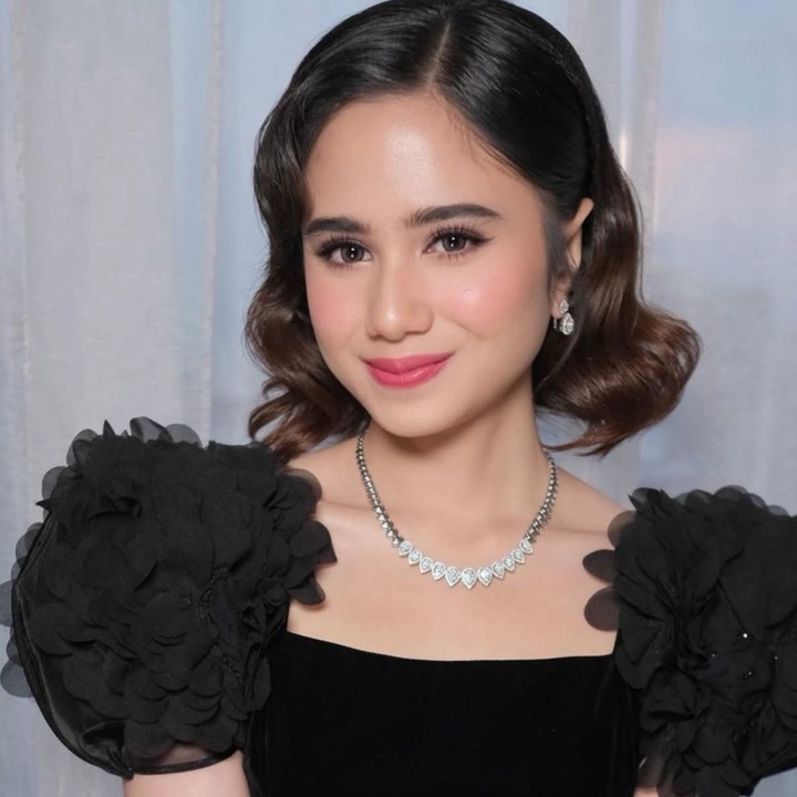 <p>Acara pernikahan El Rumi dan Syifa Hadju menjadi sorotan publik. Momen bahagia ini juga dimeriahkan oleh sejumlah artis Tanah Air. Salah satu yang berhasil mencuri perhatian netizen adalah penampilan artis Tissa Biani. (Foto: Instagram @fidelhertamakeup)</p>