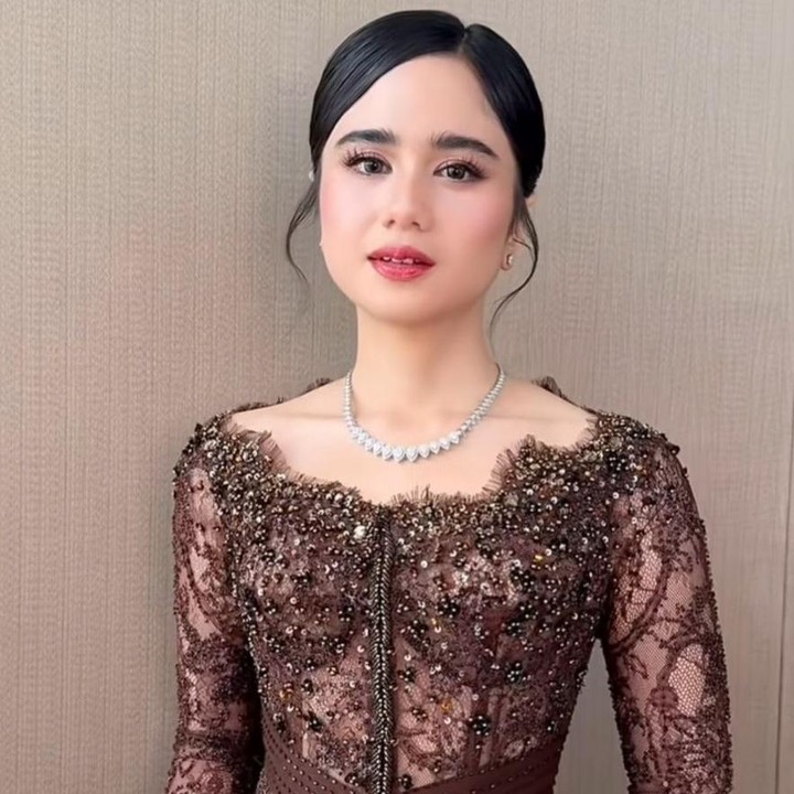 <p>Penampilan Tissa tampak semakin cantik dengan riasan natural yang bernuansa <em>soft</em>. Kulitnya begitu <em>glowing</em>, dipadukan dengan lipstik <em>nude pink</em> yang memberikan kesan <em>fresh</em>. Mengintip dari unggahan tersebut, banyak netizen yang turut memberikan pujian untuk dirinya. Bahkan, tak sedikit yang mendoakan agar Tissa menjadi calon pengantin selanjutnya. "Di sini Tissa cakep banget," kata akun Instagram<em> @saz****</em>. "Tissa kamu cantik banget," ujar <em>@wah****.</em> "Tahun depan giliran Tissa ya sama Dul," tambah <em>@ais****.</em> (Foto: Instagram @nooibeauty)</p>