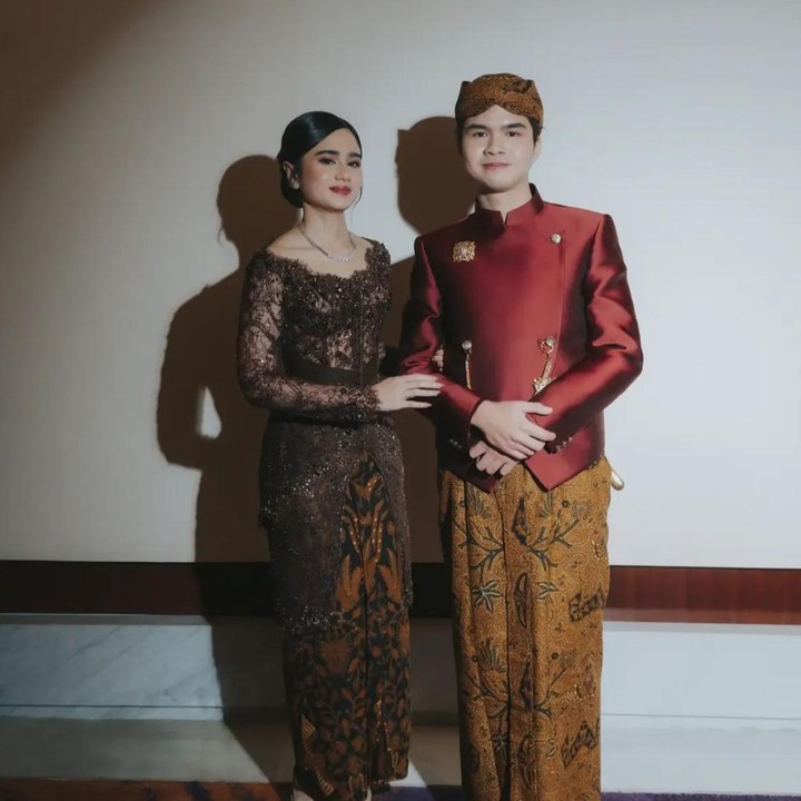 <p>Melihat dari unggahan di media sosial, Tissa tampak berpose bersama sang kekasih, Dul, di hari spesial El Rumi dan Syifa Hadju. Dalam potret tersebut, Dul terlihat mengenakan beskap Jawa modern yang berwarna merah. Romantis sekali pasangan yang satu ini ya, Bunda. (Foto: @anggarcp via Instagram @fadlan_indonesia)</p>