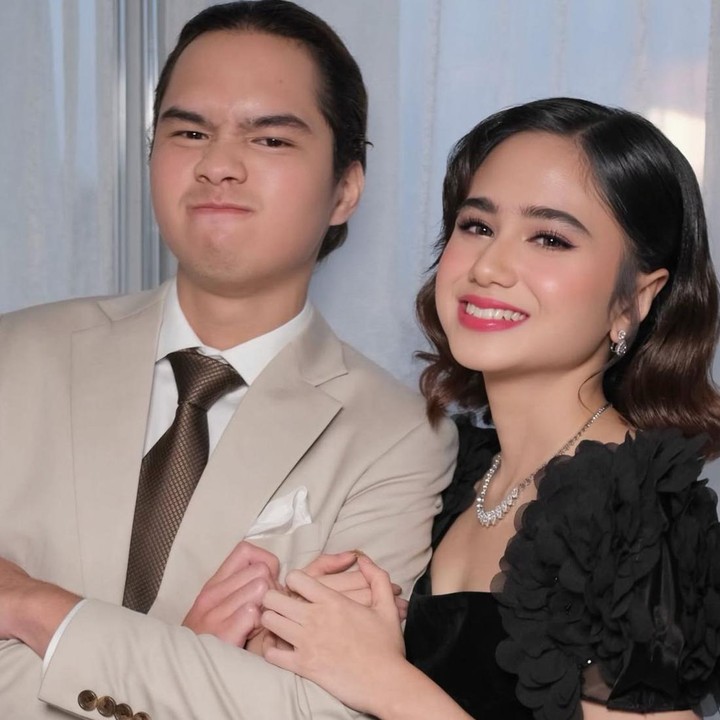 <p>Saat momen resepsi, Tissa tampil elegan mengenakan <em>dress</em> hitam dengan model lengan menyerupai bunga yang feminin. Ia melengkapi penampilannya dengan kalung yang memberikan sentuhan anggun. Sementara itu, Dul tampil rapi mengenakan setelan jas formal yang berwarna <em>cream</em>. (Foto: Instagram @fidelhertamakeup)</p>