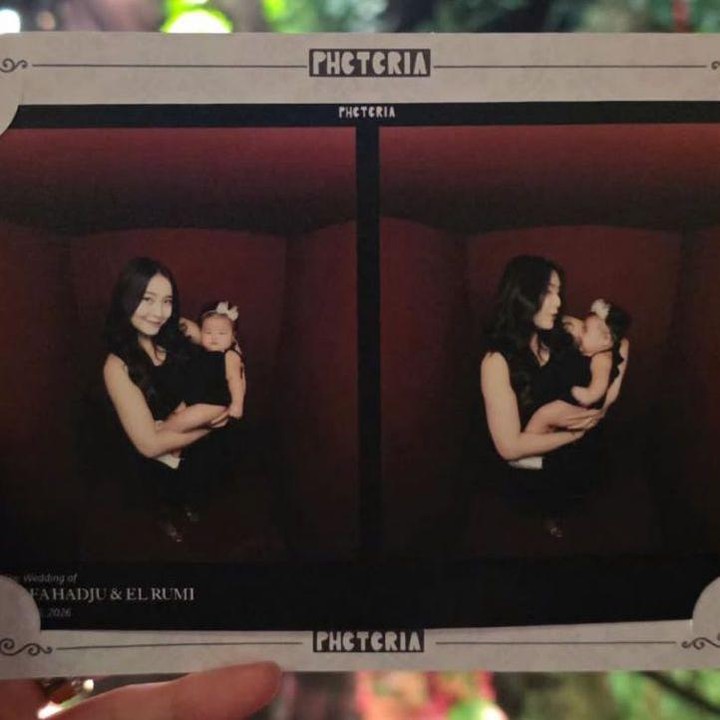 <p>Nita Vior turut menghadiri pernikahan El Rumi dan Syifa Hadju bersama putrinya, Vinica Riviora Kosasih.&nbsp;Di hari spesial ini, mereka tampil kompak mengenakan busana berwarna hitam yang serasi. Tak ingin melewatkan kesempatan, keduanya tampak mengabadikan momen tersebut di <em>photo booth</em>. Gemas banget ya, Bunda. (Foto: Instagram @nitavior)</p>