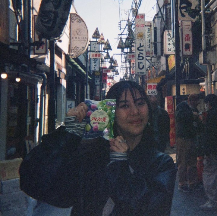 <p>Selama di Jepang, Adinda Thomas dan suaminya <em>traveling</em> menikmati suasana jalanan yang ramai. Pasangan yang menikah pada 8 Oktober 2023 ini menunjukkan momen romantis saat pamer jajanan yang dibeli di 'Negeri Sakura'. (Foto: Instagram @adindathomas)</p>