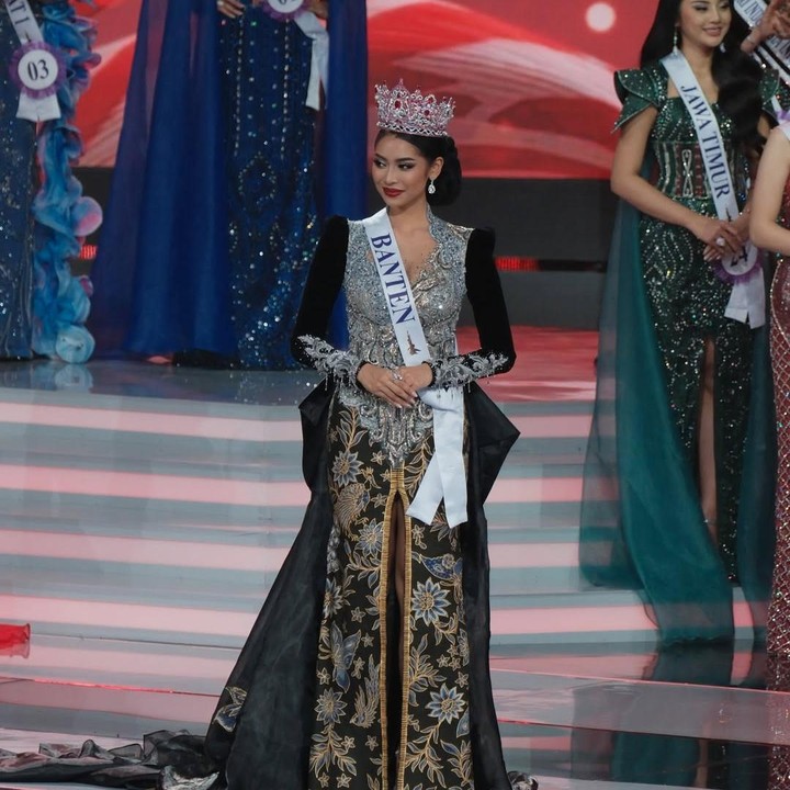 <p>Dalam kesempatan itu, Agnes menerima mahkota dari Firsta Yufi Amarta Putri, Puteri Indonesia 2025.&nbsp;Agnes&nbsp;tampil menawan dengan balutan kebaya hitam perpaduan tradisional dan modern, dipadukan rok batik bermotif bunga yang membuatnya terlihat elegan.&nbsp;(Foto: Instagram @officialputeriindonesia)</p>