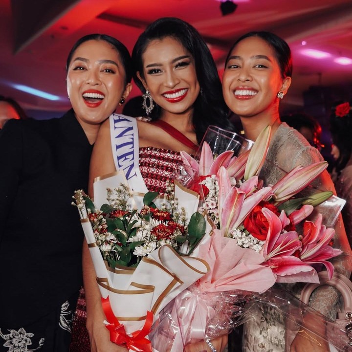 <p>Usut punya usut,&nbsp;Agnes&nbsp;merupakan anak bungsu dari tiga bersaudara yang tumbuh bersama dua kakak perempuan, yakni Maria Rahajeng yang dikenal sebagai Miss Indonesia 2014, dan Elizabeth Rahajeng, seorang <em>influencer </em>ternama bidang <em>fashion </em>dan <em>beauty</em>.&nbsp;(Foto: Instagram @elizrahajeng)</p>