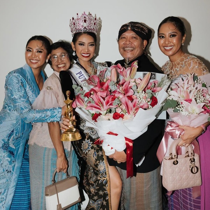 <p>Bahkan, saat penobatan kedua kakak dan orang tuanya pun hadir memberikan dukungan untuk Agnes. &ldquo;Keluarga selalu yang utama. Dipenuhi dengan kebanggaan, cinta, dan rasa syukur yang begitu besar, merayakan <em>@agnesrahajeng </em>dan semua yang telah ia raih. Ini lebih dari sekadar kemenangan, ini adalah momen yang akan dikenang keluarga kami seumur hidup,&rdquo; ujar Elizabeth, dikutip dari laman Instagram <em>@elizrahajeng.&nbsp;</em>(Foto: Instagram @elizrahajeng)</p>