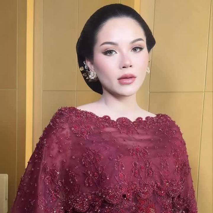 <p>Saat menghadiri prosesi akad nikah El Rumi pada Minggu (26/4/26), Alyssa kembali mengenakan kebaya Jawa. Kali ini, perempuan 28 tahun itu tampil cantik memakai kebaya merah <em>maroon</em>. Alyssa juga terlihat mengenakan riasan sanggul khas Jawa di acara sakral ini. (Foto: Instagram @alyssadaguise)</p>