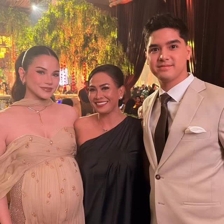 <p>Alyssa juga tampil serasi dengan suami di acara resepsi pernikahan El Rumi dan Syifa Hadju. Keduanya kompak mengenakan baju bernuansa warna sage. Dalam salah satu potret yang dibagikan, Alyssa juga sempat menunjukkan momen kebersamaan dengan ibundanya Risa Dewi yang datang ke pesta pernikahan dengan mengenakan gaun hitam. (Foto: Instagram @alyssadaguise)</p>