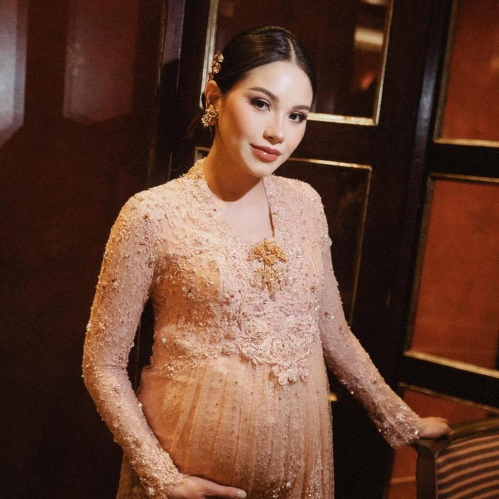 <p>Alyssa terlihat hadir di acara pengajian dan prosesi siraman El Rumi, yang digelar pada Jumat (24/4/26). Dalam acara ini, Alyssa tampil cantik mengenakan kebaya berwarna peach rancangan LACE by Artkea. Istri Al Ghazali ini menyempurnakan <em>style</em>-nya dengan memakai bawahan kain batik bermotif warna cokelat. (Foto: Instagram @alyssadaguise)</p>