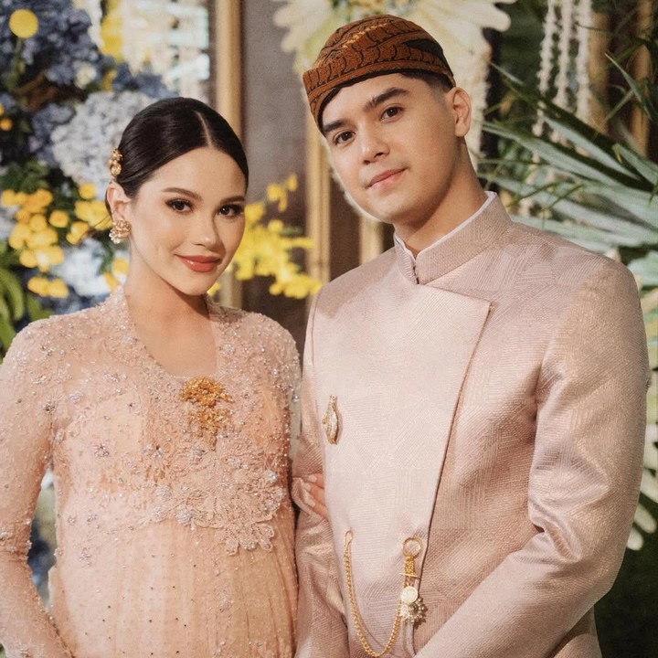 <p>Di acara siraman dan pengajian ini, Alyssa mulai memamerkan <em>baby bump</em> kehamilannya yang sudah tampak besar. Menurut sang suami Al Ghazali, Alyssa sebentar lagi akan melahirkan anak pertama mereka yang berjenis kelamin perempuan. "Ya <em>insyaallah</em> <em>doain</em> aja secepatnya. Kalau bisa ya habis El nikah lah," kata Al, dikutip dari <em>detikcom</em>. (Foto: Instagram @alyssadaguise)</p>