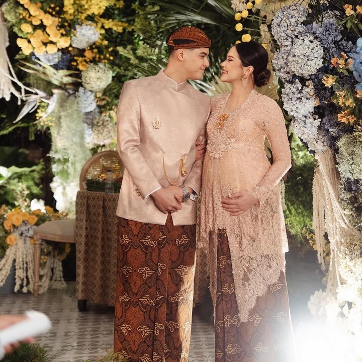 <p>Alyssa tampil serasi dengan suaminya di acara pengajian dan siraman. Keduanya terlihat serasi mengenakan busana adat Jawa, yang juga menjadi konsep utama acara siraman dan pengajian jelang pernikahan El Rumi. (Foto: Instagram @alyssadaguise)</p>