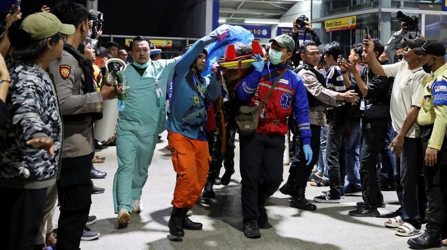 Anggota tim penyelamat Indonesia membawa korban setelah dua kereta api berbenturan pada Senin malam di kota Bekasi, provinsi Jawa Barat, Indonesia, 27 April 2026. (REUTERS/Ajeng Dinar Ulfiana)