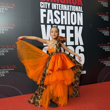 Model Cilik Annisa Dalimunthe Bersinar di Panggung Fashion Bangkok